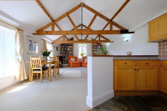 Living area (FF) with vaulted ceilings