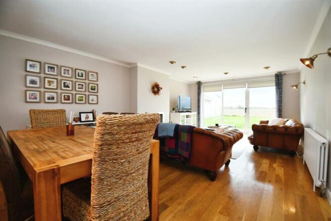 Lounge/dining room