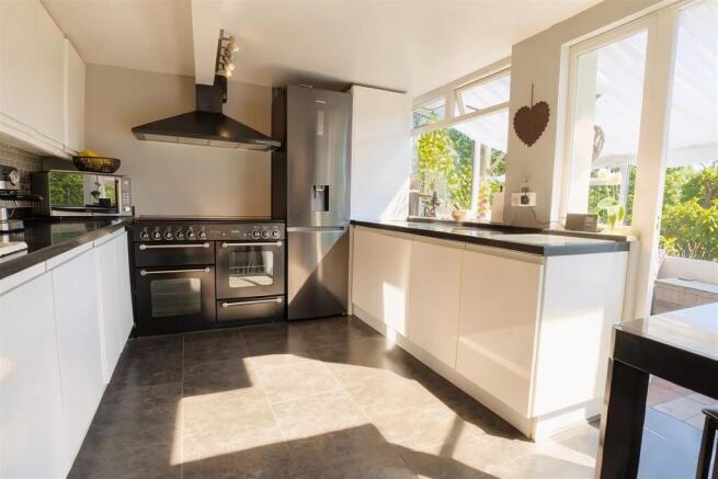 4 bed Semi-Detached for sale Image 8