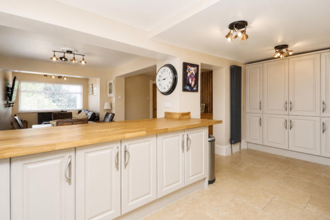 4 bed Detached for sale Image 6