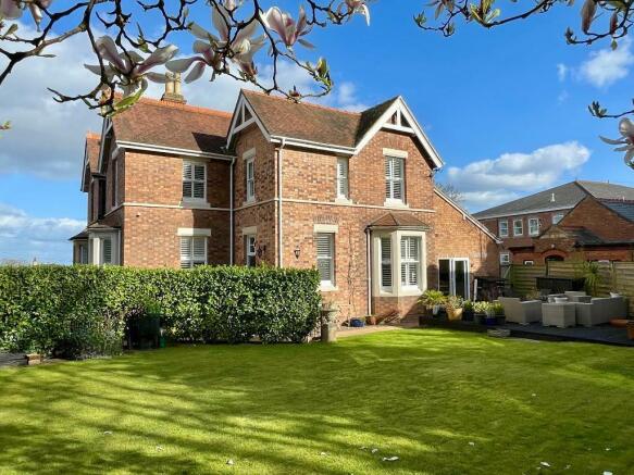 Imposing Victorian home (3 floors)