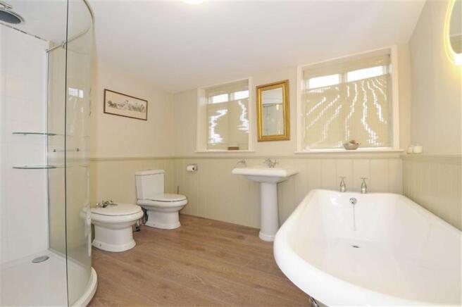 FAMILY BATHROOM