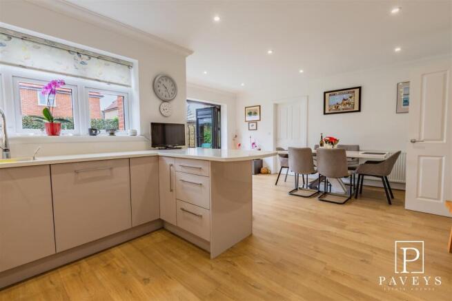 KITCHEN FAMILY ROOM