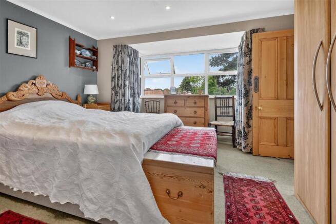 5 bed Detached for sale Image 8