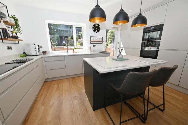 4 bed Detached for sale Image 4