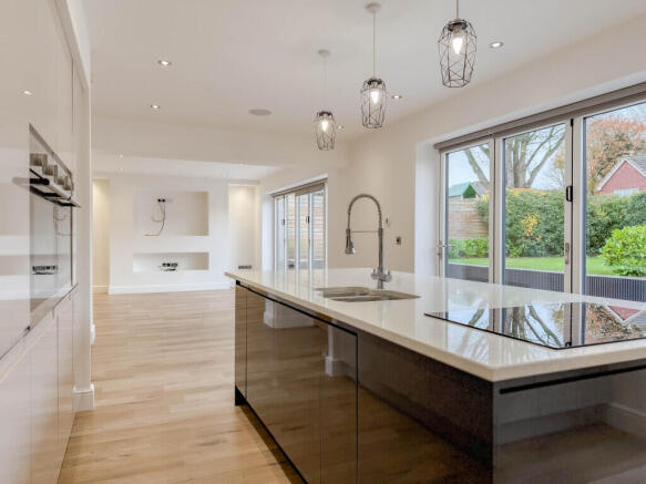 5 bed Detached for sale Image 10