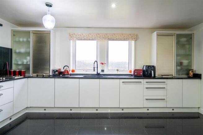7 bed Detached for sale Image 8