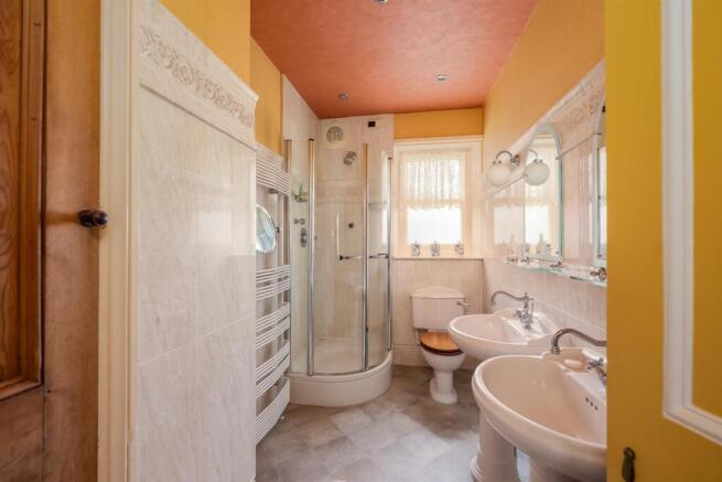 7 bed House for sale Image 11