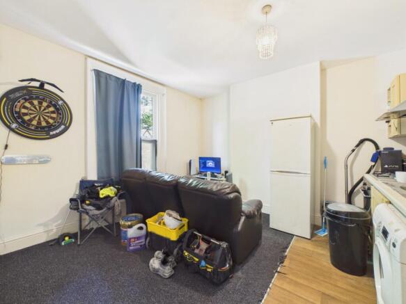 3 bed Flat for sale Image 6