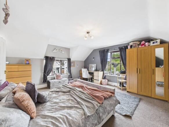 4 bed Detached for sale Image 9