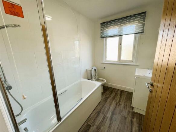 37 Victena Road bathroom.jpeg