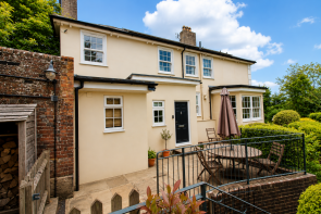 Coombe Bank West, Snatts Road, Uckfield TN22 2AN