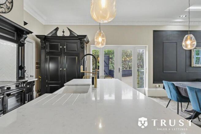 6 bed Detached for sale Image 8