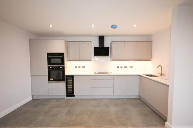 2 bed flat to rent Court Hill, London CR5