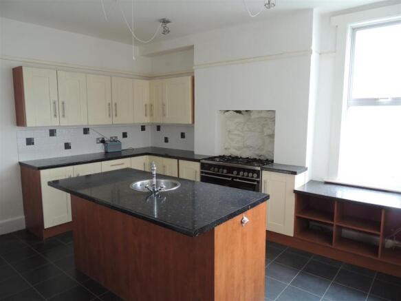 Kitchen/Breakfast Room: