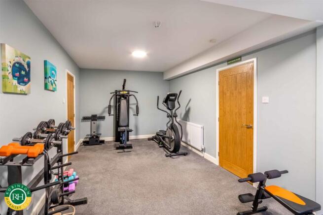 6 bed Detached for sale Image 10