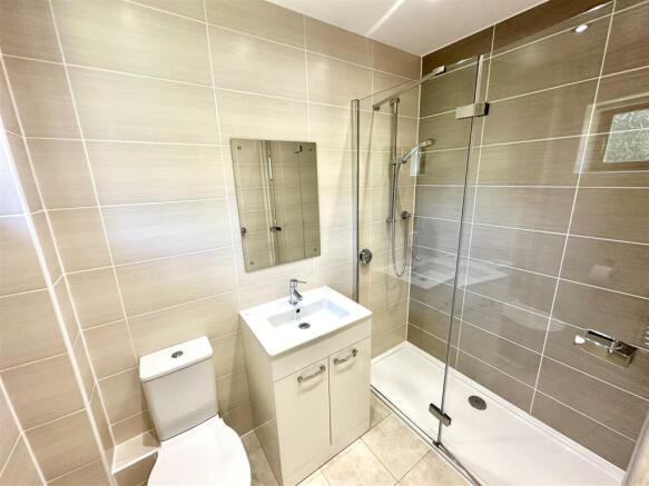 EN-SUITE SHOWER ROOM