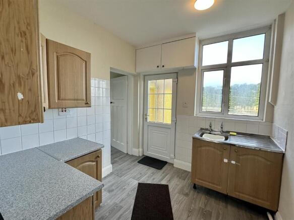 3 bed Semi-Detached to rent Image 5