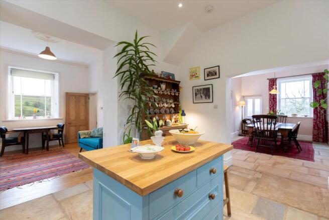 5 bed Detached for sale Image 6