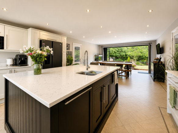 6 bed Detached for sale Image 10