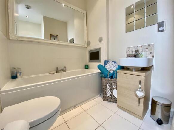 BATHROOM/WC