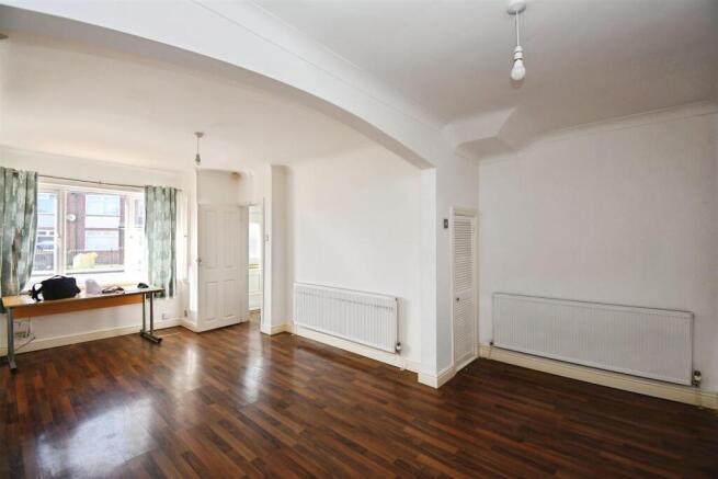 Open plan lounge / dining room