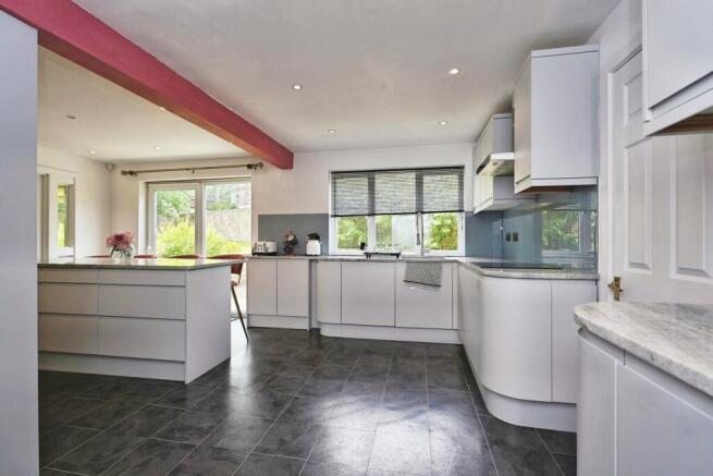 5 bed Detached for sale Image 6