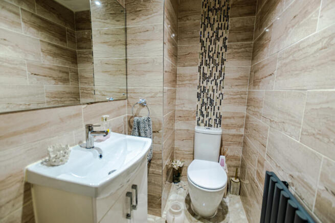 5 bed Detached for sale Image 9
