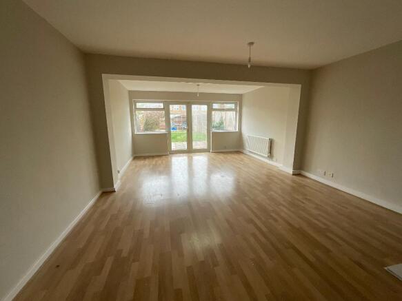 LIVING ROOM 25'7 x 14'11