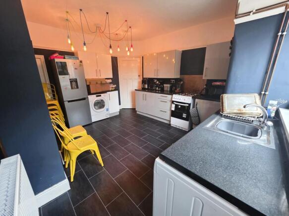 2 bed Flat to rent Image 2