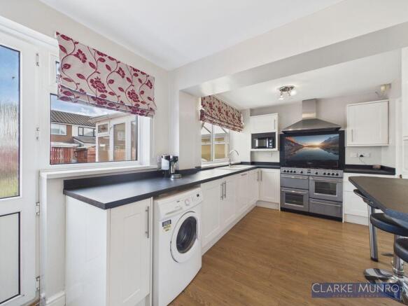 3 bed Semi-Detached for sale Image 9