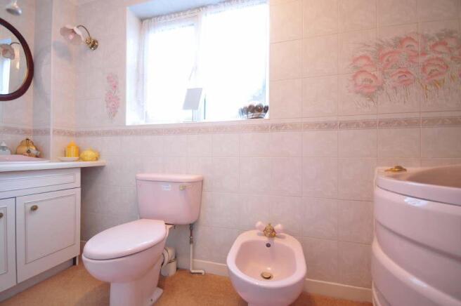 EN-SUITE BATHROOM