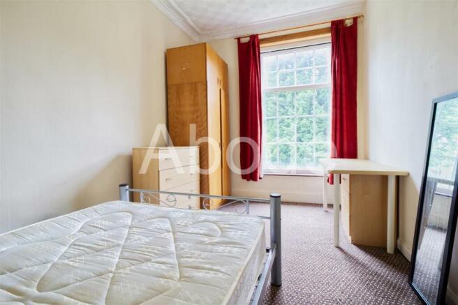 9 bed House to rent Image 8