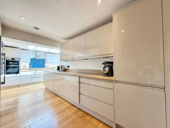 4 bed Detached for sale Image 8