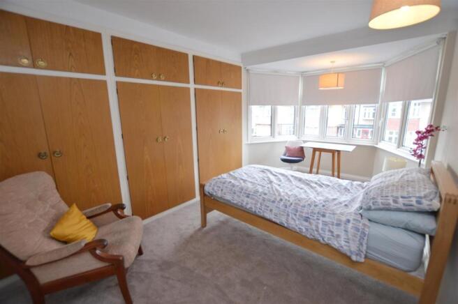 23 Bryanston Avenue bed2.jpg