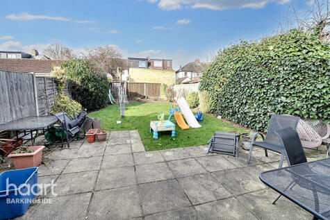 Stradbroke Grove, Clayhall