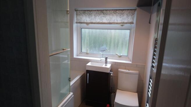 Upstairs Bathroom with bath tub/shower