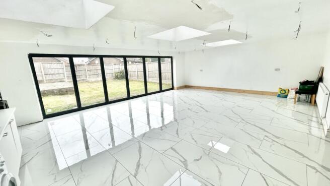 5 bed Semi-Detached for sale Image 8
