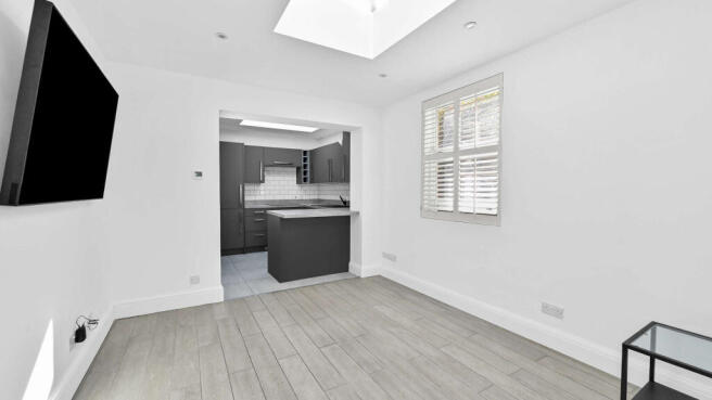 Silver Crescent, London, W4 photo 2