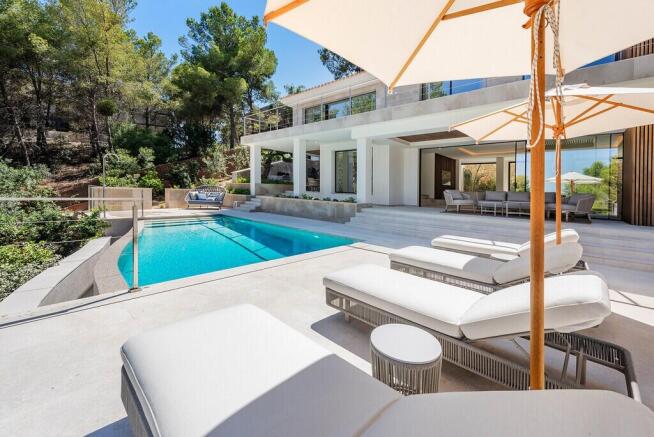 Pool and Exterior (1