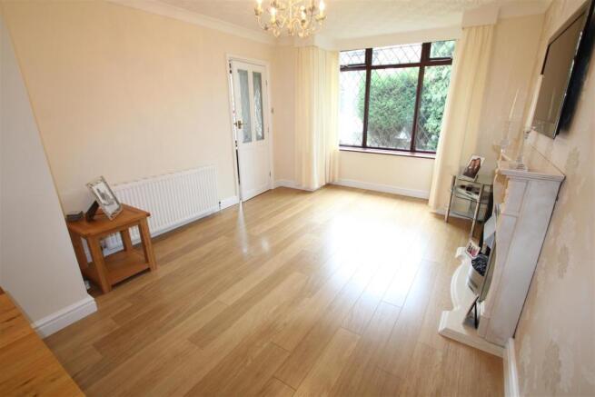OPEN PLAN LOUNGE/DINING ROOM