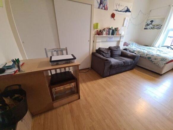 Bright, well-kept bedroom with laminate floors,...