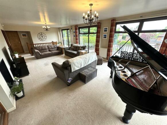 LARGE LOUNGE