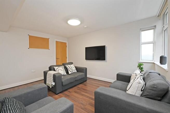 3 bed Apartment to rent Image 10
