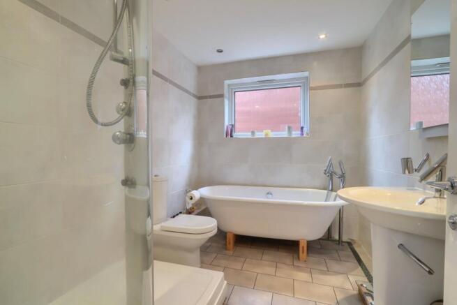 5 bed Detached for sale Image 9
