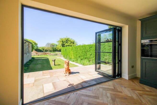 5 bed Detached for sale Image 9