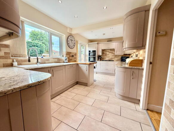 3 bed Link Detached House for sale Image 3