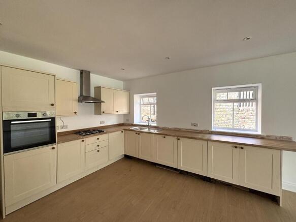 3 bed Detached to rent Image 2