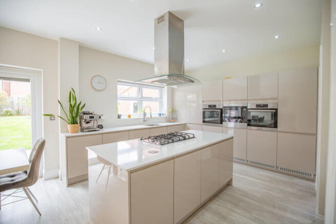 5 bed Detached for sale Image 7