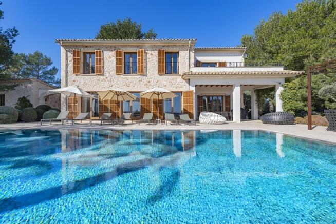 Exterior and Pool (1